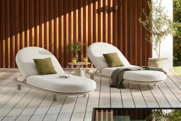 Terrasse estivale avec chaise longue  Bomero de Bristol à la carte d’Exterioo meubles de jardin