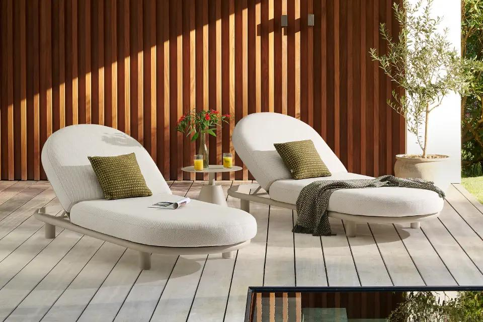Zomers terras met Bomero ligbed van Bristol à la carte door Exterioo tuinmeubelen