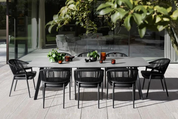 Zomers terras met zwart aluminium Lacrima tafel en stoelen van Bristol à la carte door Exterioo tuinmeubelen