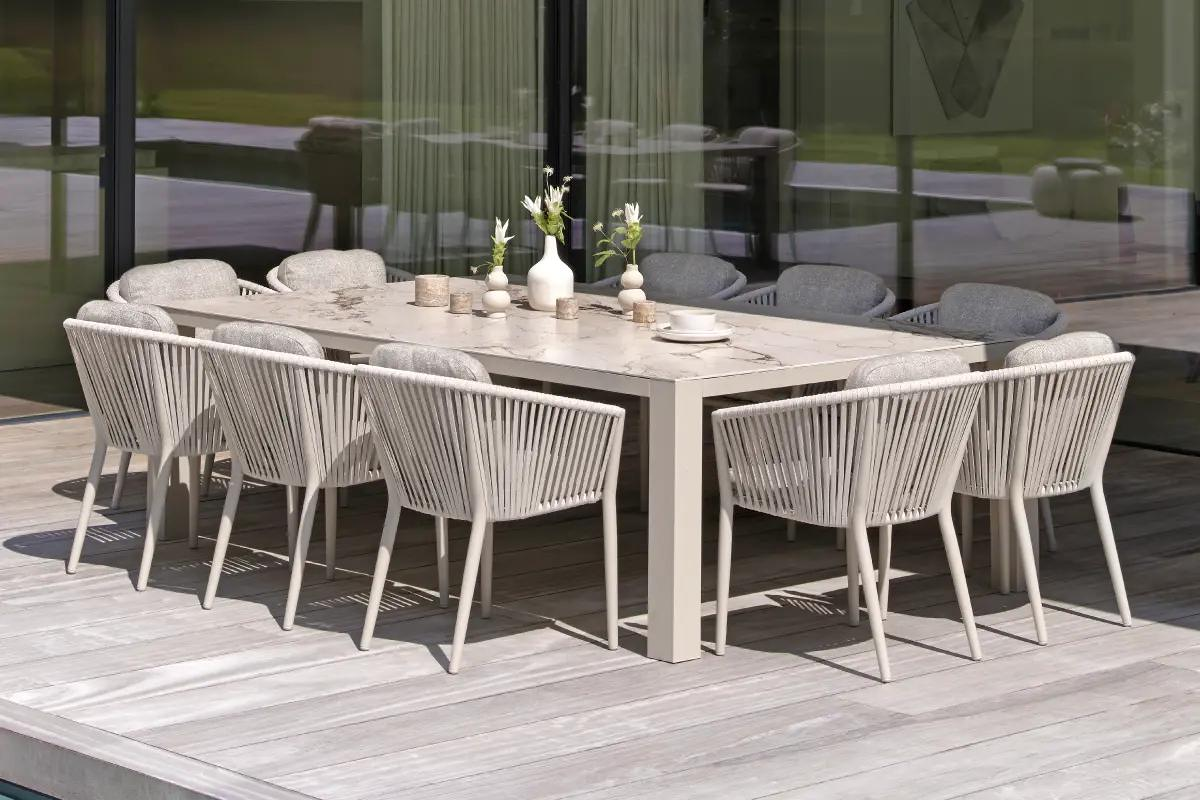 Zomers terras met Verato tuintafelset van Bristol à la carte door Exterioo tuinmeubelen