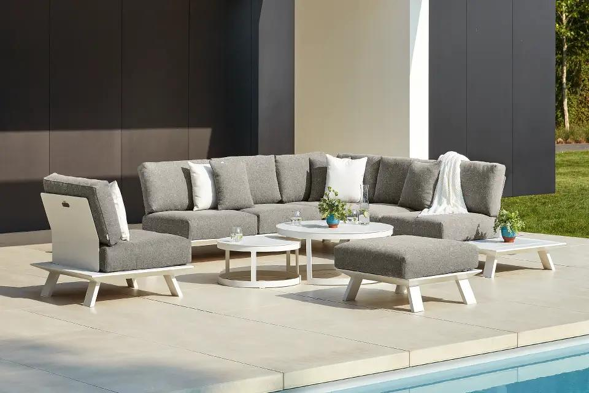Terrasse estivale avec salon lounge cesano en blanc de Bristol à la carte d’Exterioo meubles de jardin