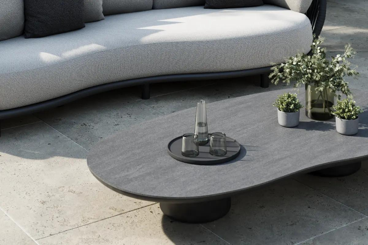 Zomers terras met Amico tuintafel van Bristol à la carte door Exterioo tuinmeubelen