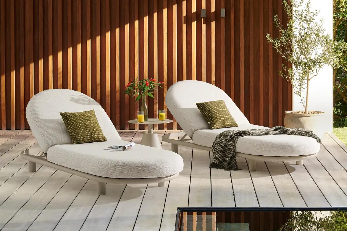 Zomers terras met Lupino ligbedden van Bristol à la carte door Exterioo tuinmeubelen