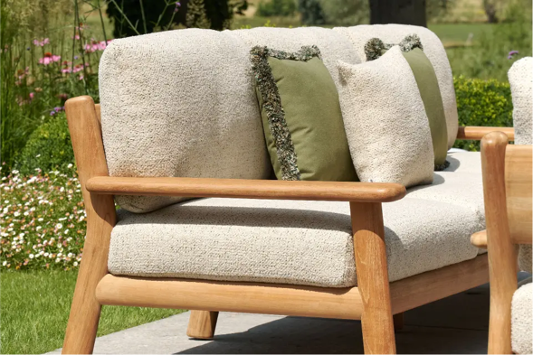 Zomers terras met Amaro loungezetel van Bristol à la carte van Exterioo tuinmeubelen