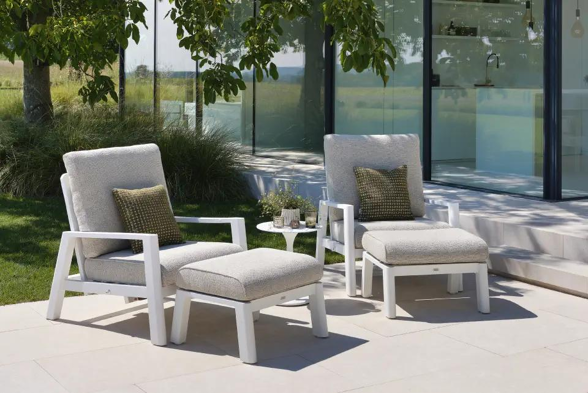 Terrasse estivale avec salon lounge Cirello en beige de Bristol à la carte d’Exterioo meubles de jardin