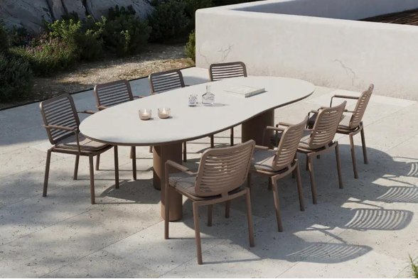 Terrasse estivale avec ensemble de table de jardin Amico de Bristol à la carte d’Exterioo meubles de jardin