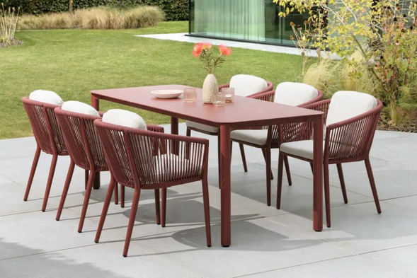 Terrasse estivale avec table et chaises en taupe de Bristol à la carte d’Exterioo meubles de jardin