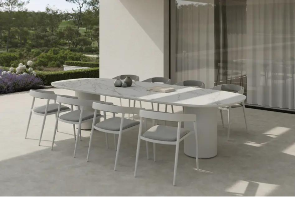 Terrasse estivale avec ensemble de table de jardin Amico de Bristol à la carte d’Exterioo meubles de jardin