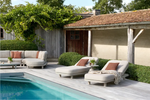 Zomers terras met Donato ligbed van Bristol à la carte door Exterioo tuinmeubelen