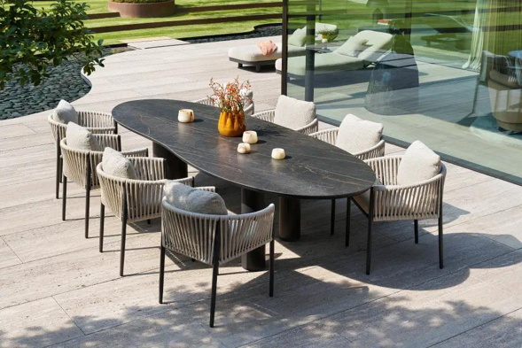 Terrasse estivale avec ensemble de table de jardin Amico de Bristol à la carte d’Exterioo meubles de jardin