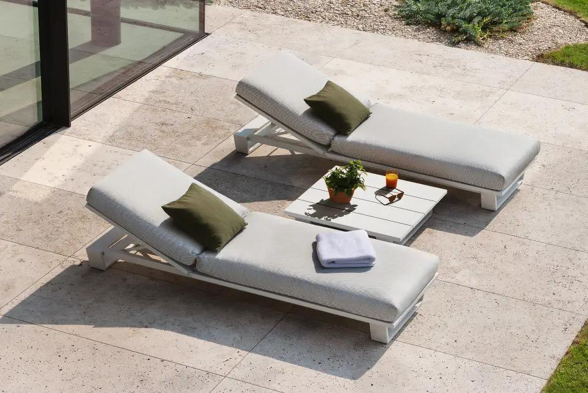 Terrasse avec bains de soleil Pagino de Bristol à la carte d’Exterioo meubles de jardin