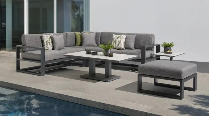 Terrasse estivale avec salon lounge Verato de Bristol à la carte d’Exterioo meubles de jardin