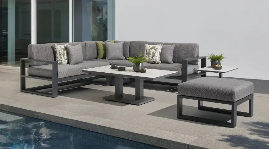 Zomers terras met zwarte Verato loungeset van Bristol à la carte door Exterioo tuinmeubelen