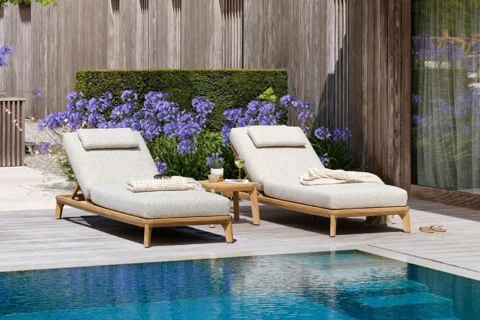 Zomers terras met Lacrima ligbedden in teak van Bristol à la carte door Exterioo tuinmeubelen