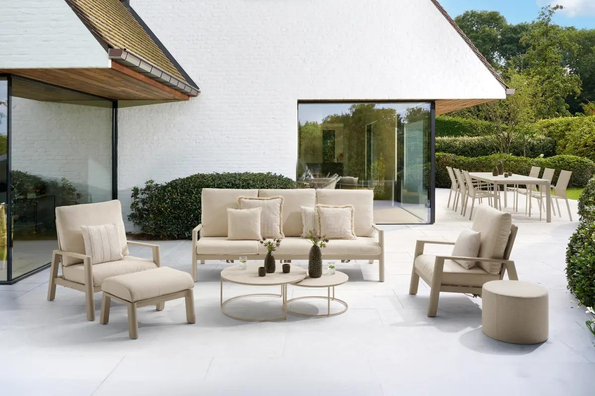Zomers terras met Cirello loungeset van Bristol à la carte door Exterioo tuinmeubelen