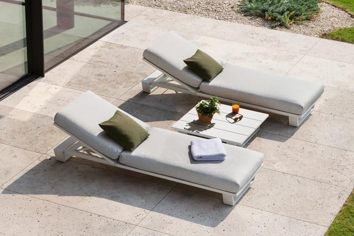 Zomers terras met Pagino ligstoelen van Bristol à la carte door Exterioo tuinmeubelen