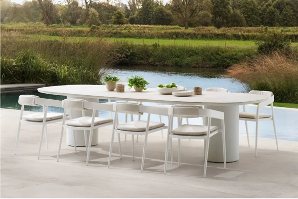 Zomers terras met Amico tuintafelset van Bristol à la carte door Exterioo tuinmeubelen