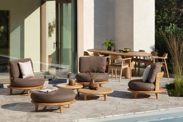 Terrasse estivale avec salon lounge Bomero de Bristol à la carte d’Exterioo meubles de jardin