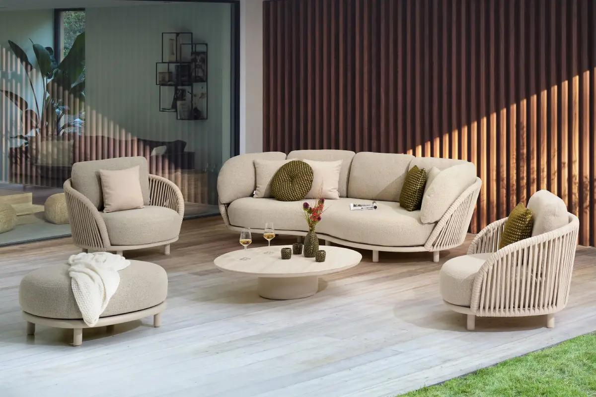 Zomers terras met Lupino loungeset van Bristol à la carte door Exterioo tuinmeubelen