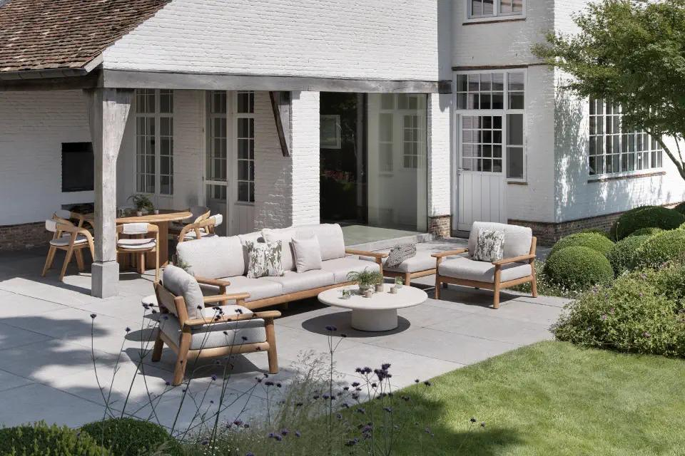 Zomers terras met Amaro loungeset van Bristol à la carte van Exterioo tuinmeubelen