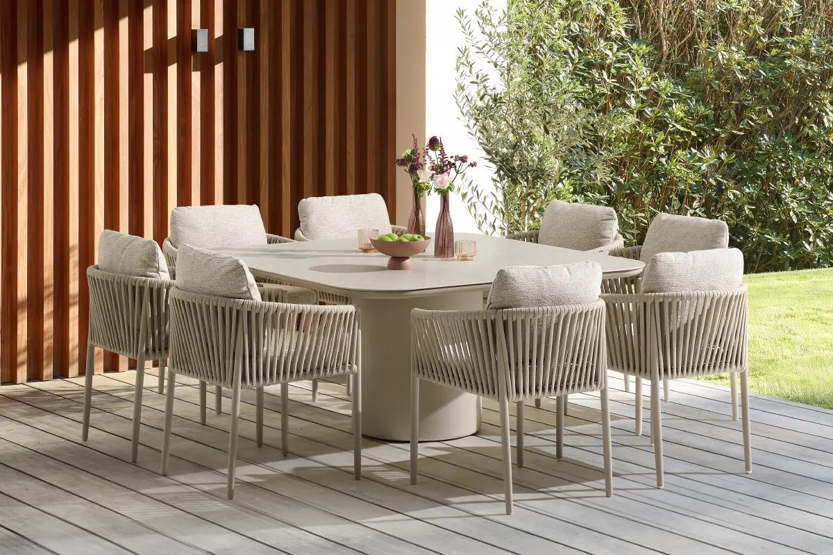 Zomers terras met Lupino tuintafelset van Bristol à la carte door Exterioo tuinmeubelen