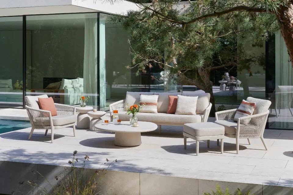 Zomers terras met beige Orso loungeset van Bristol à la carte door Exterioo tuinmeubelen