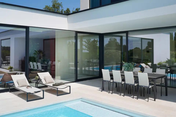 Terras met witte Cirello ligbedden van Bristol à la carte van Exterioo tuinmeubelen