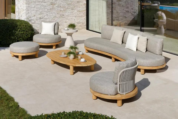 Terrasse estivale avec salon lounge Donato de Bristol à la carte d’Exterioo meubles de jardin