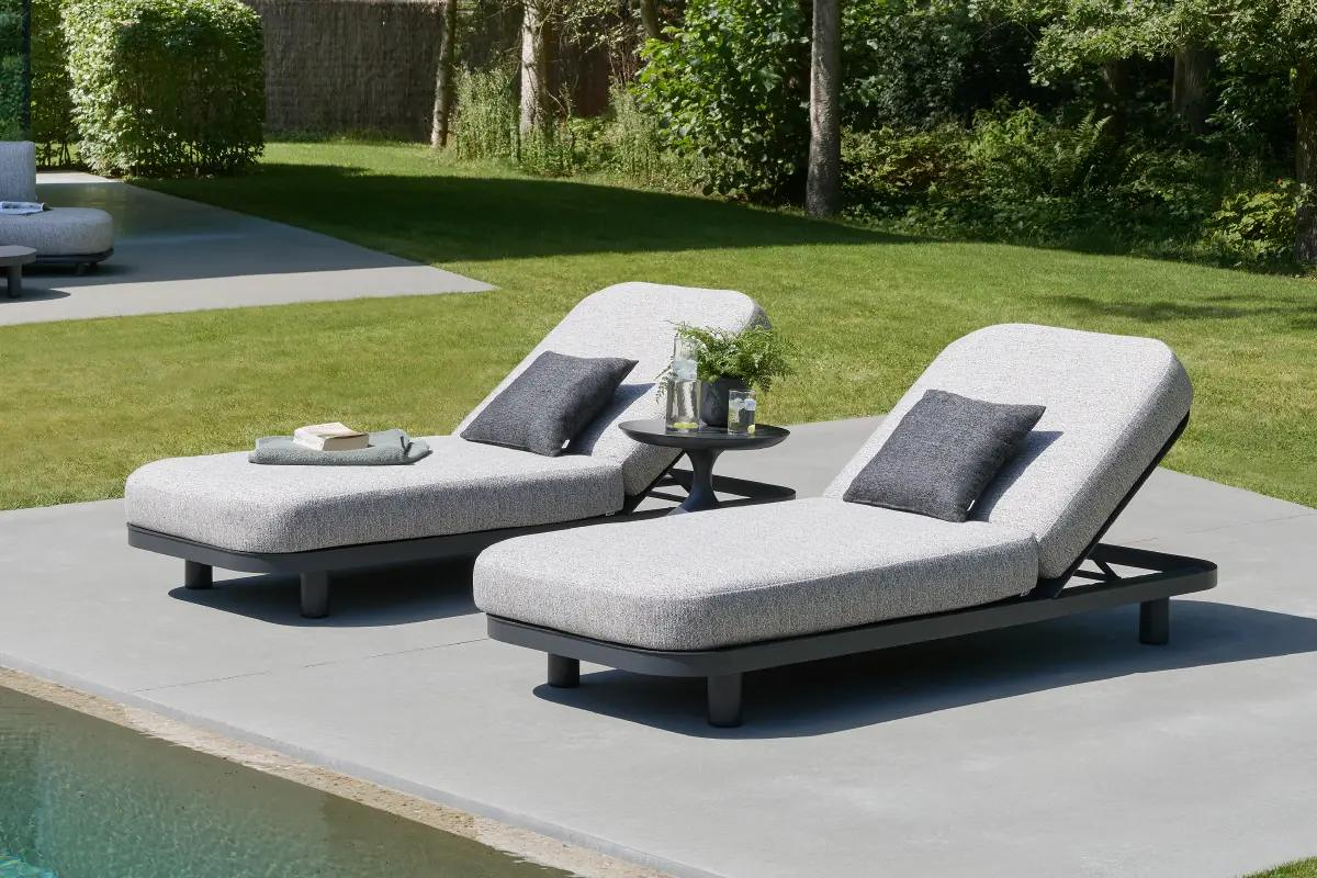 Zomers terras met Lomano ligstoelen van Bristol à la carte door Exterioo tuinmeubelen