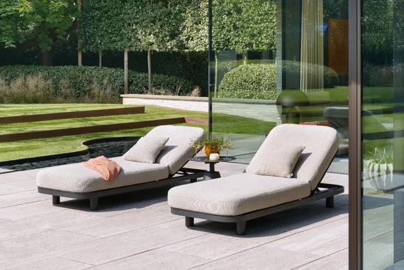 Terrasse estivale avec bains de soleil  Organo  de Bristol à la carte d’Exterioo meubles de jardin