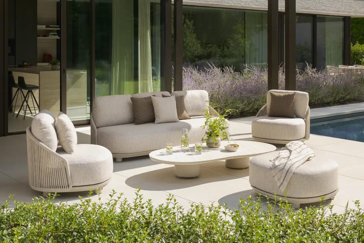Zomers terras met Vadelo loungeset van Bristol à la carte door Exterioo tuinmeubelen
