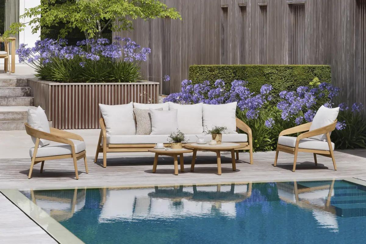 Zomers terras met Lacrima loungeset van Bristol à la carte door Exterioo tuinmeubelen