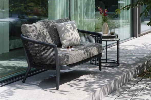 Terrasse estivale avec canapé Orso en noir de Bristol à la carte d’Exterioo meubles de jardin