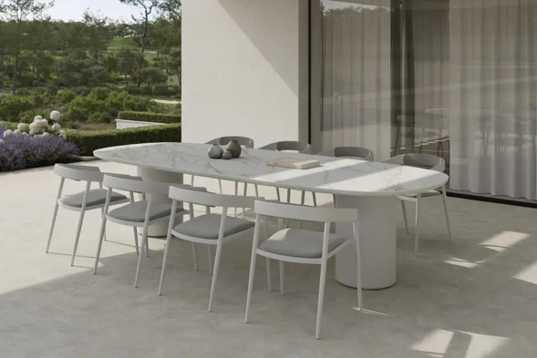 Terrasse estivale avec ensemble de table de jardin Amico de Bristol à la carte d’Exterioo meubles de jardin