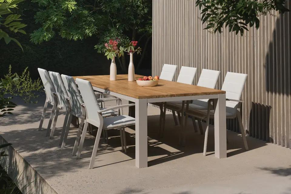 Terras met witte Cirello ligbedden van Bristol à la carte van Exterioo tuinmeubelen 