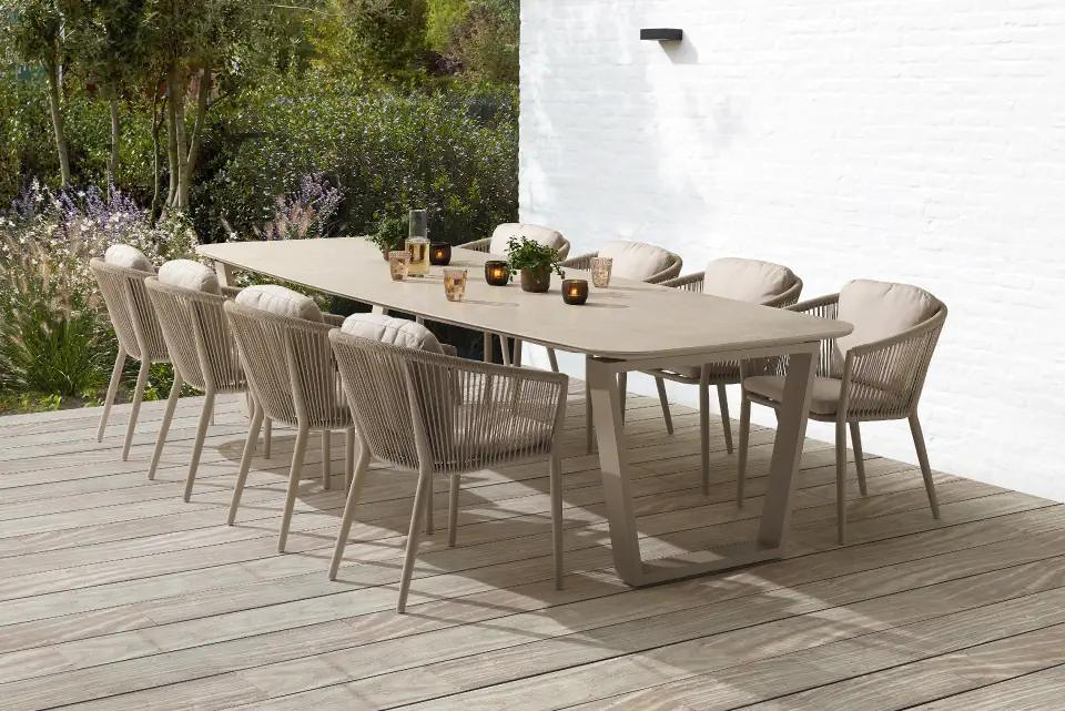 Terras met Pagino tuintafelset van Bristol à la carte door Exterioo tuinmeubelen 