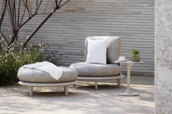 Terrasse estivale avec fauteuil lounge Bomero de Bristol à la carte d’Exterioo meubles de jardin