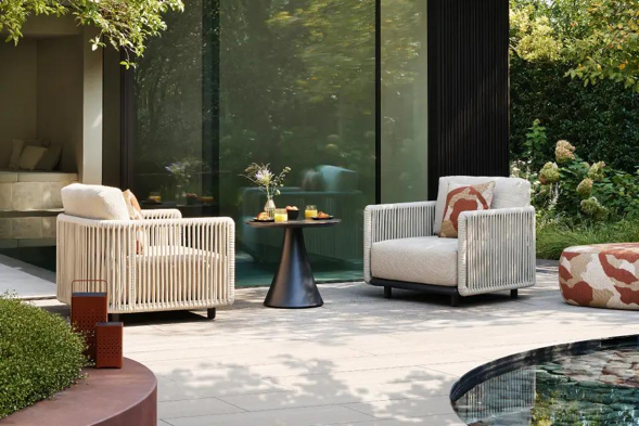 Terrasse estivale avec fauteuil lounge Organo de Bristol à la carte d’Exterioo meubles de jardin