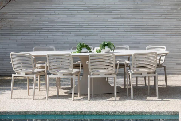Terrasse estivale avec ensemble de table de jardin Fano de Bristol à la carte d’Exterioo meubles de jardin