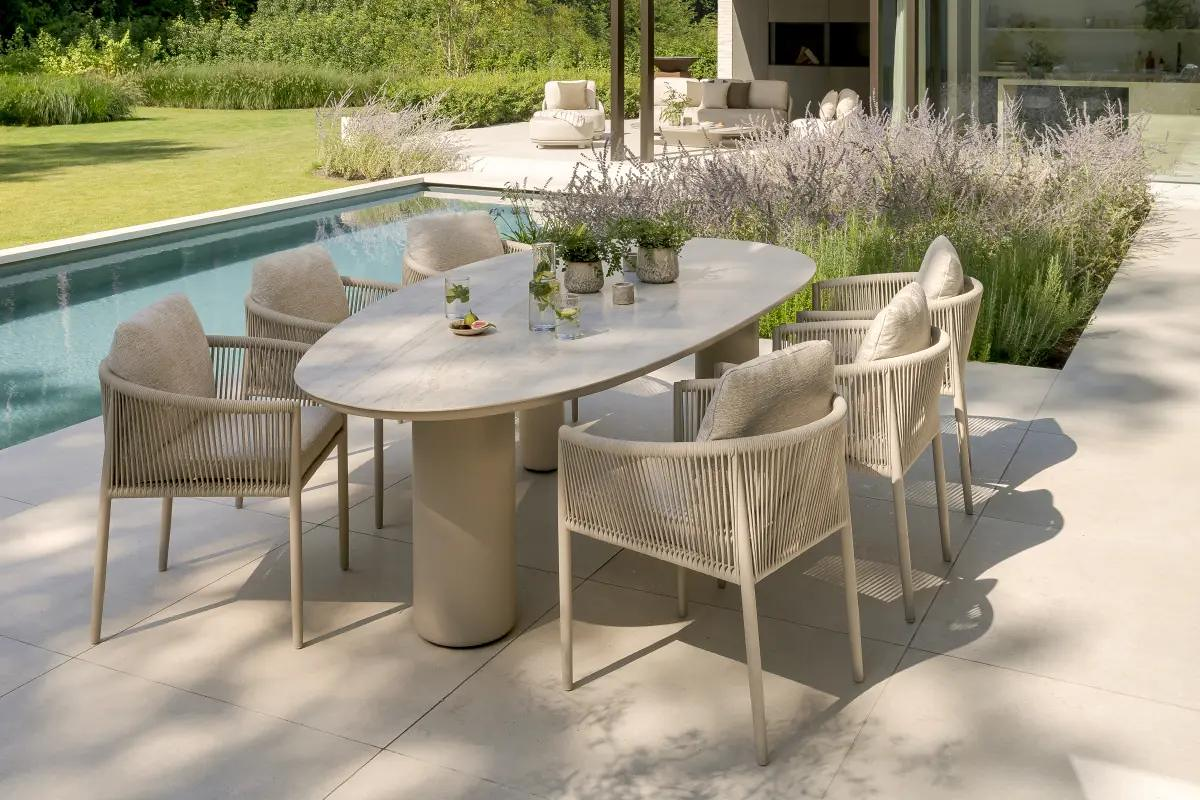 Zomers terras met Vadelo tuintafelset van Bristol à la carte door Exterioo tuinmeubelen
