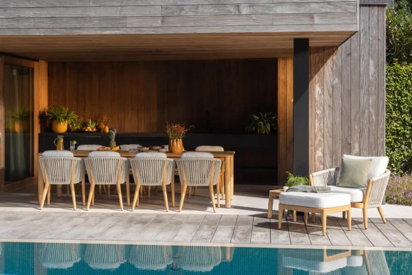 Terrasse estivale avec table et chaises Orso en ruby de Bristol à la carte d’Exterioo meubles de jardin