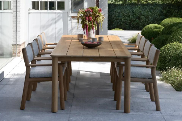 Terrasse estivale avec ensemble de table de jardin Orso de Bristol à la carte d’Exterioo meubles de jardin