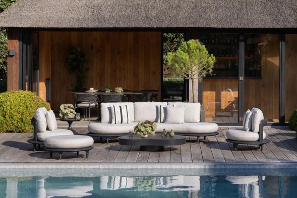 Terrasse estivale avec salon lounge Bomero de Bristol à la carte d’Exterioo meubles de jardin