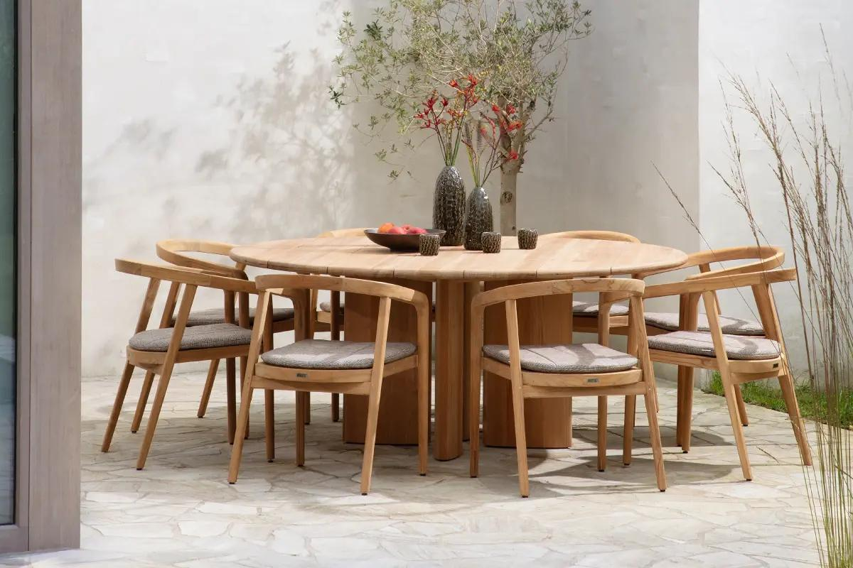 Zomers terras met Bomero teak tuintafel van Bristol à la carte door Exterioo tuinmeubelen