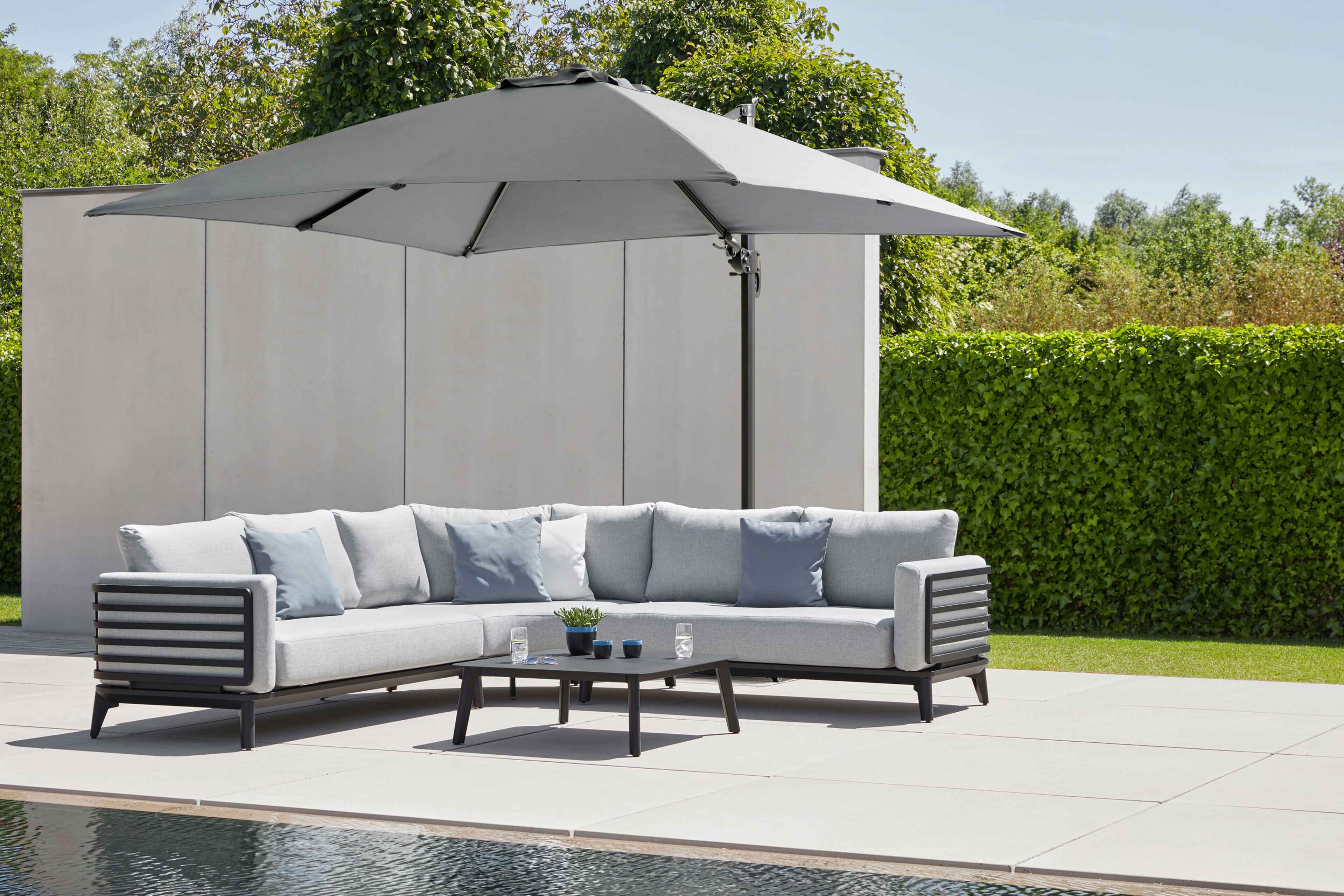Avola zweefparasol met tiltfunctie in zwart aluminium met grijs weather+ softtouch parasoldoek - L1 300 x L2 300 cm (zonder voet)