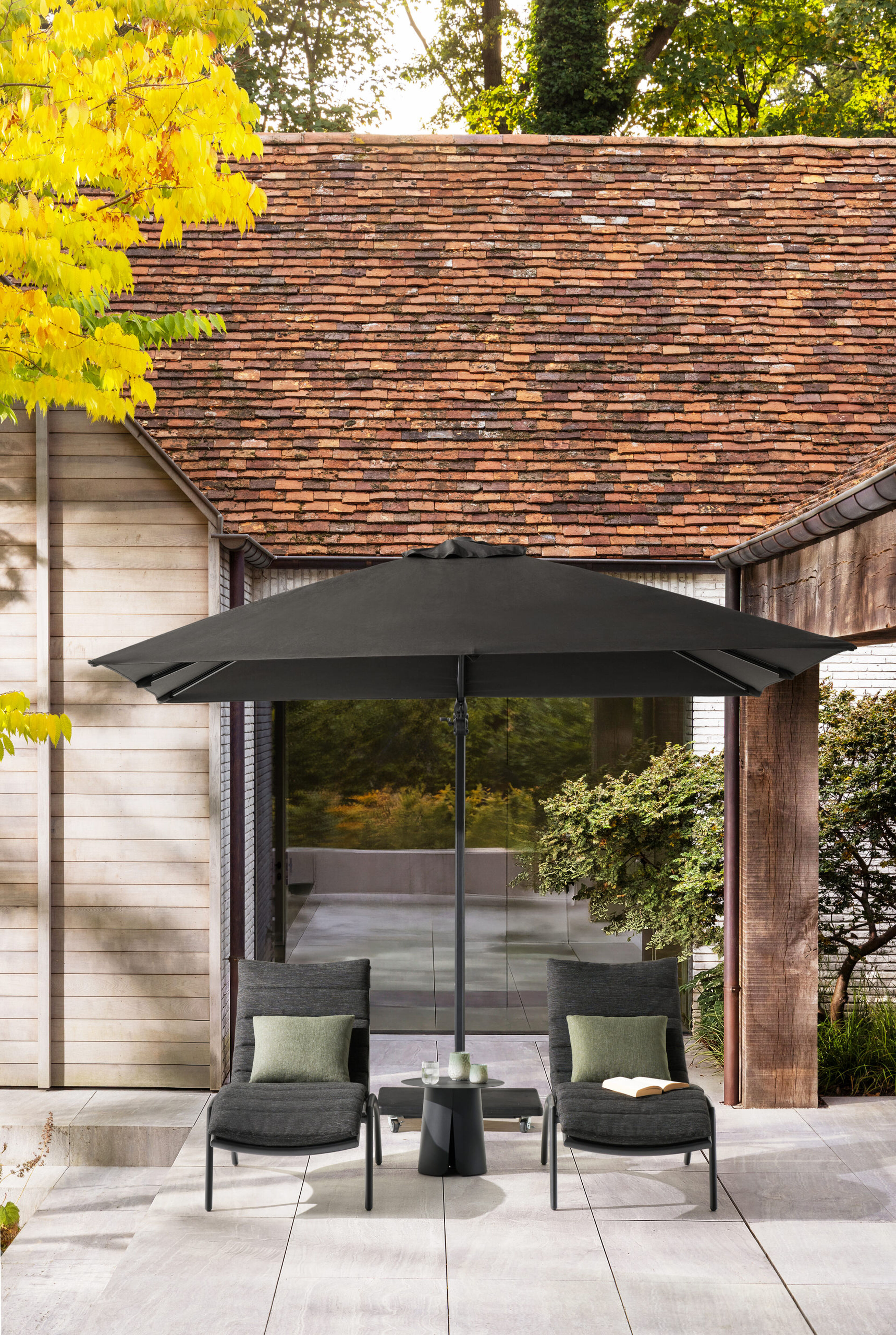 Avola zweefparasol met tiltfunctie in zwart aluminium met zwart weather+ softtouch parasoldoek - L1 300 x L2 300 cm (zonder voet)