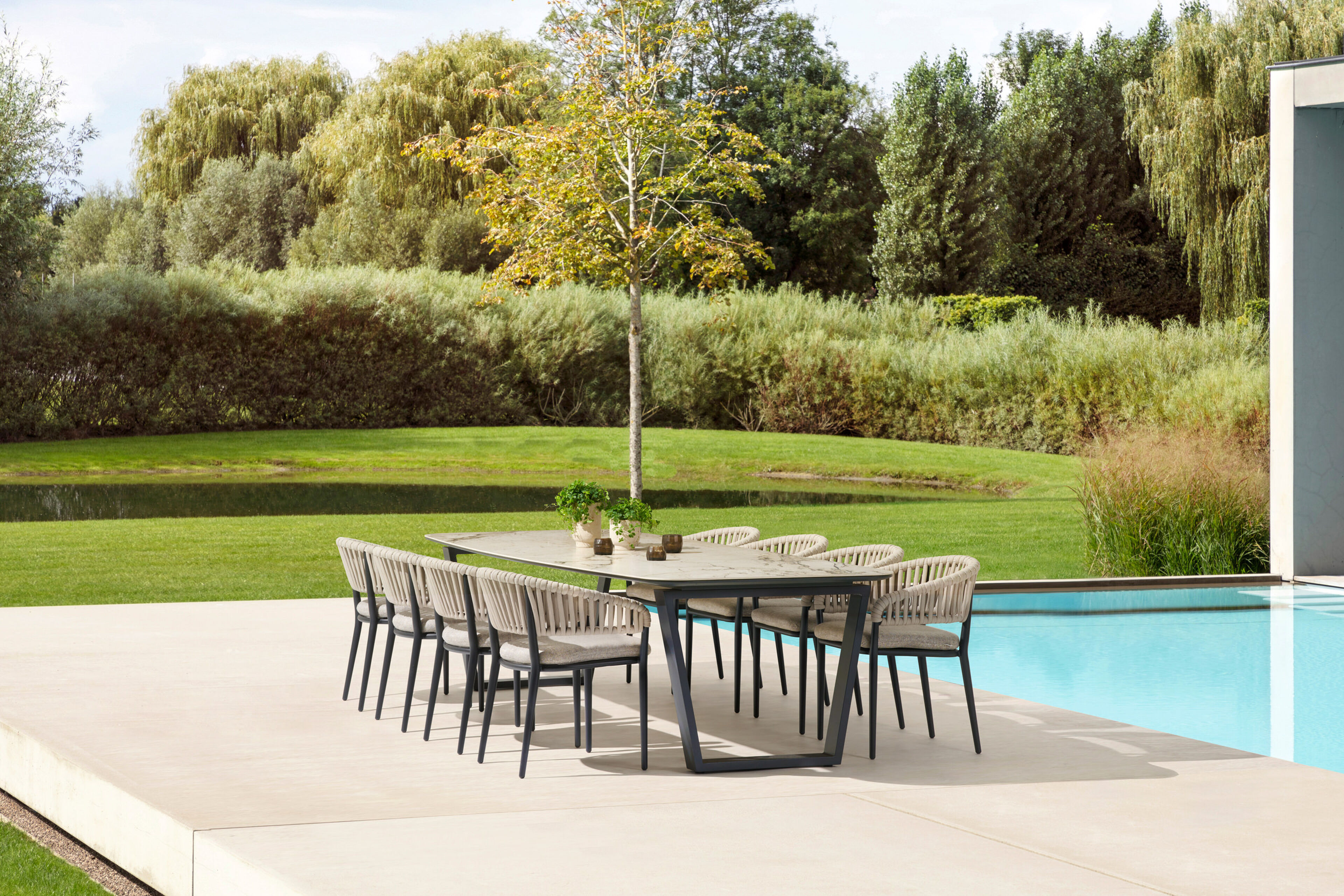 Table de jardin Pagino forme de bateau en aluminium et teck - Lg. 315 x Lrg. 115 x Haut. 73 cm