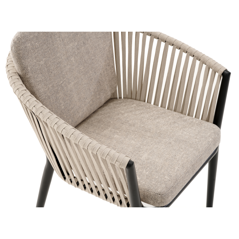 Orso tuinstoel in zwart aluminium en beige verticaal geweven rope met kussen in chartres pewter all weather sunbrella® luxe