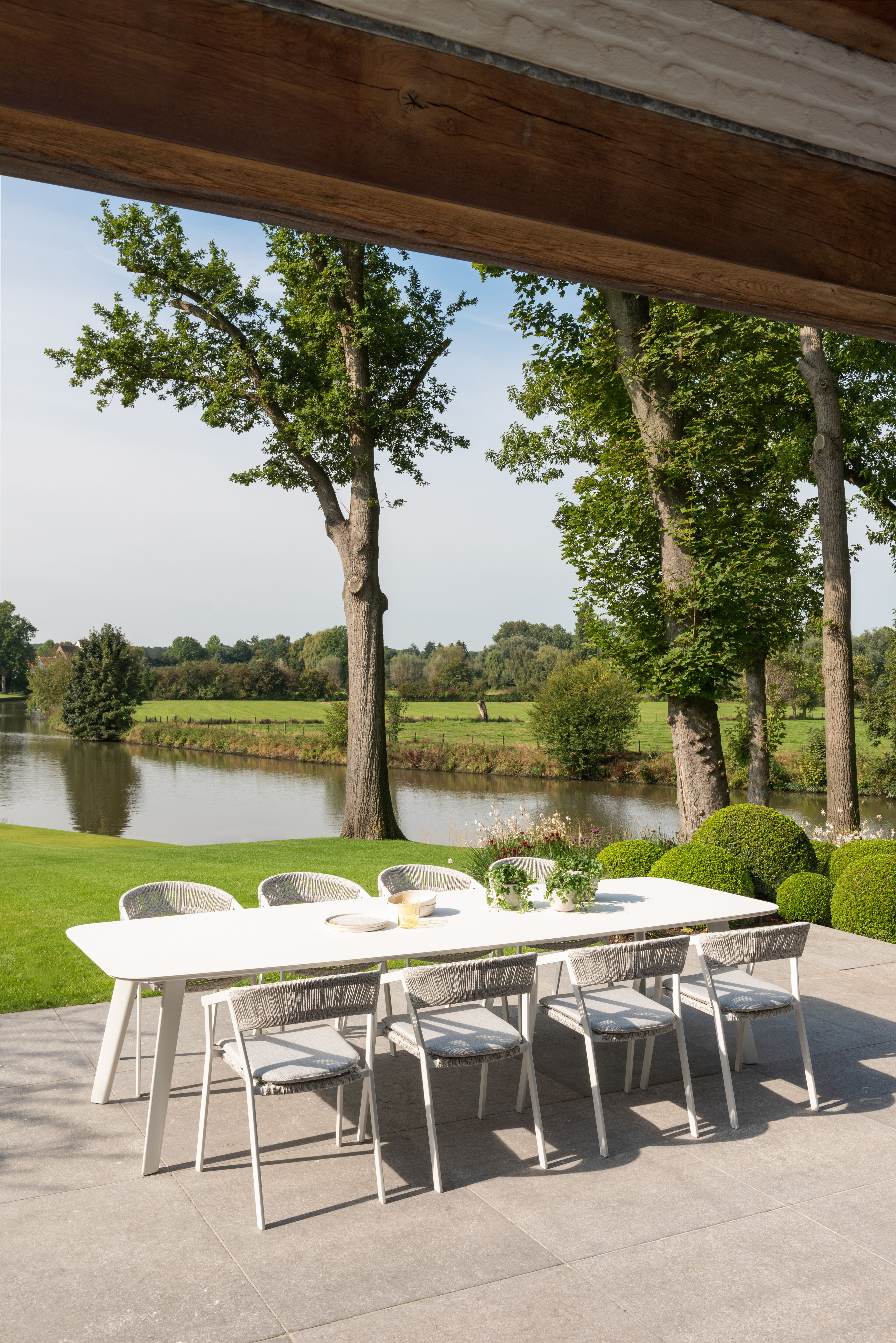 Viaro (Lacrima) stapelbare tuinstoel in wit aluminium en wit gedraaide ronde wicker