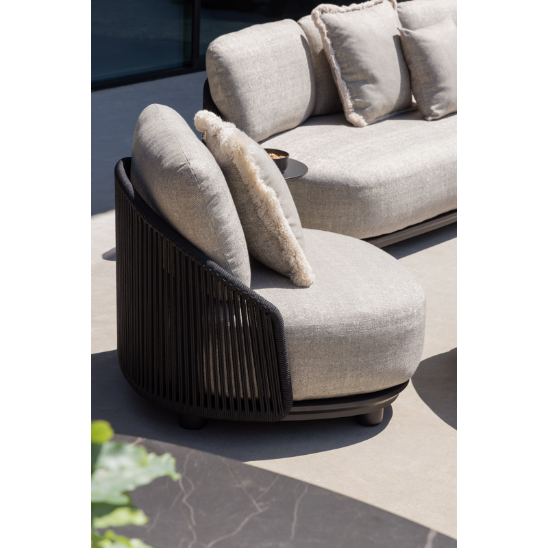 Vadelo loungebank in zwart aluminium en zwart verticaal geweven ronde rope met chartres pewter all weather sunbrella® luxe kussen